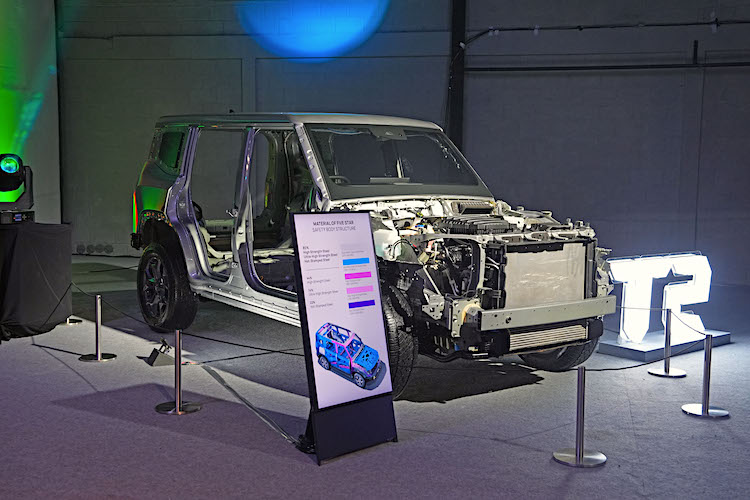 Struktur JETOUR T2 Dibongkar di Depan Media, SUV Ini Diduduki Orang 350 Kg Tetap Kuat