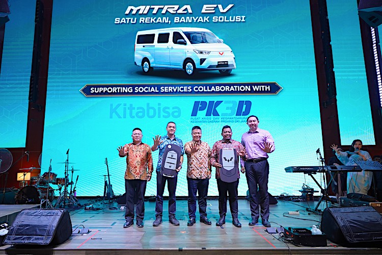Wuling Mendonasikan Dua Unit Mitra EV Minibus Untuk Mendukung Layanan Sosial